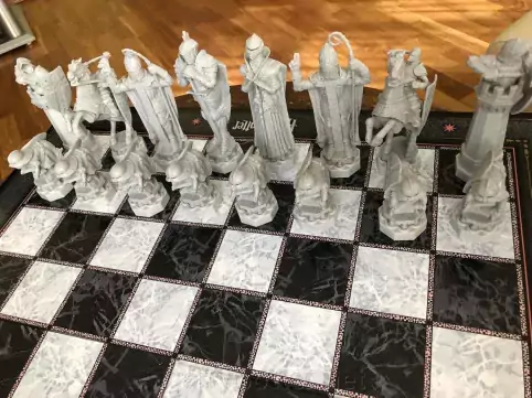 Интригующие фигуры шахмат, воплощающие в себе знакомые символы Гарри Поттера