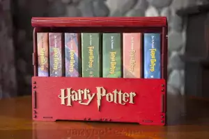 фото 2 12+Комплект книг о Гарри Поттере в деревянном сундуке цена